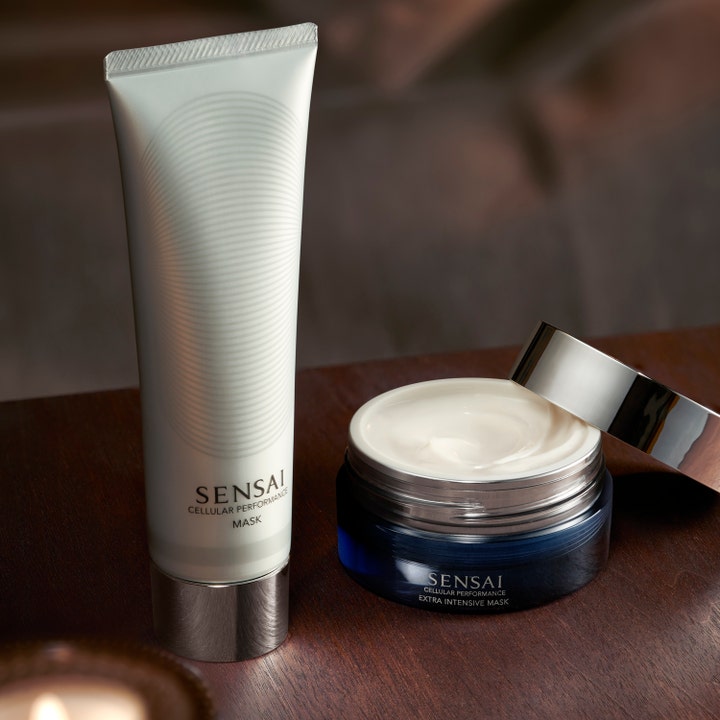 Sensai Cellular Performance Extra Intensive Mask 75 ml ansiktsmaske i hvit tube og blå krukke med kremet tekstur