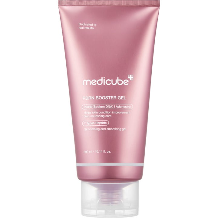 Medicube PDRN Booster Gel 300 ml oppstrammende ansiktsgelé med peptider i en rosa metallisk tube med klar kork
