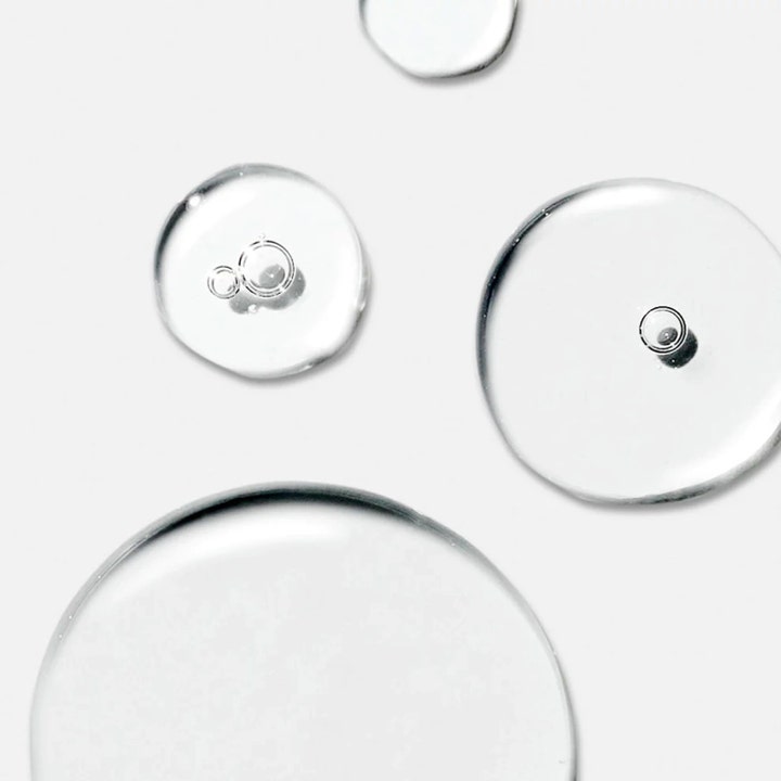 Dermalogica Circular Hydration Serum 10 ml fuktserum viser en klar flytende tekstur med små bobler på hvit bakgrunn.