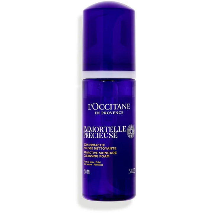 L'Occitane Immortelle Precieuse 150 ml renseskum gir glød i en dyp lilla flaske med pumpe.