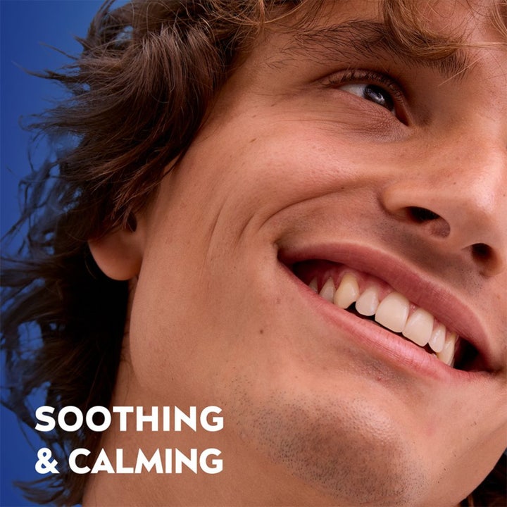 NIVEA MEN Sensitive After Shave Balm 100 ml beroligende ansiktspleie med en smilende mann og teksten Soothing & Calming