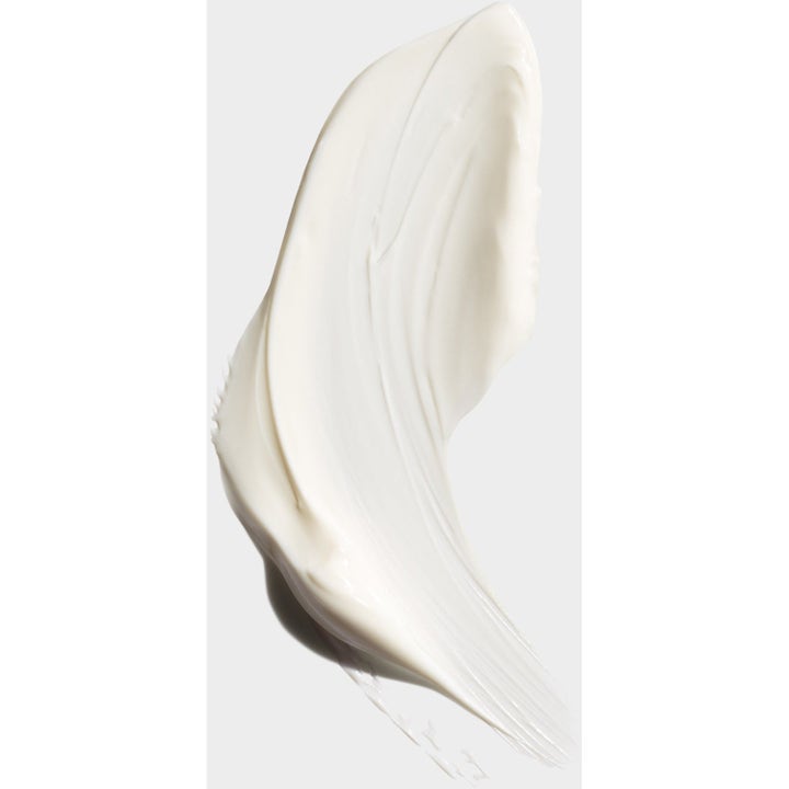 Clinique All-Day Defense 100 ml solkrem for menn med niacinamid og en myk hvit kremtekstur som beskytter.