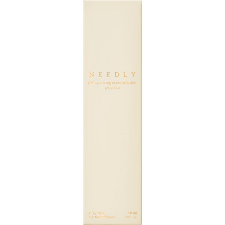 NEEDLY pH Balancing Essence Lotion 145 ml fuktighetsgivende essence i en rektangulær beige ytteremballasje.