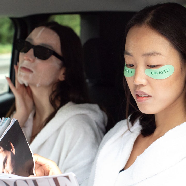 Blik Reusable Eye Masks Green 1 stk gjenbrukbare øyemasker i lysegrønt med teksten UNFAZED brukt i en bil