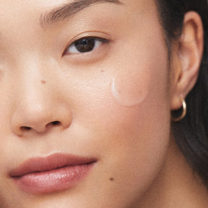 KORA Organics Milky Mushroom Ultra Hydrating Mask 30 ml fuktmaske påført som en dråpe på kinnet til en kvinne