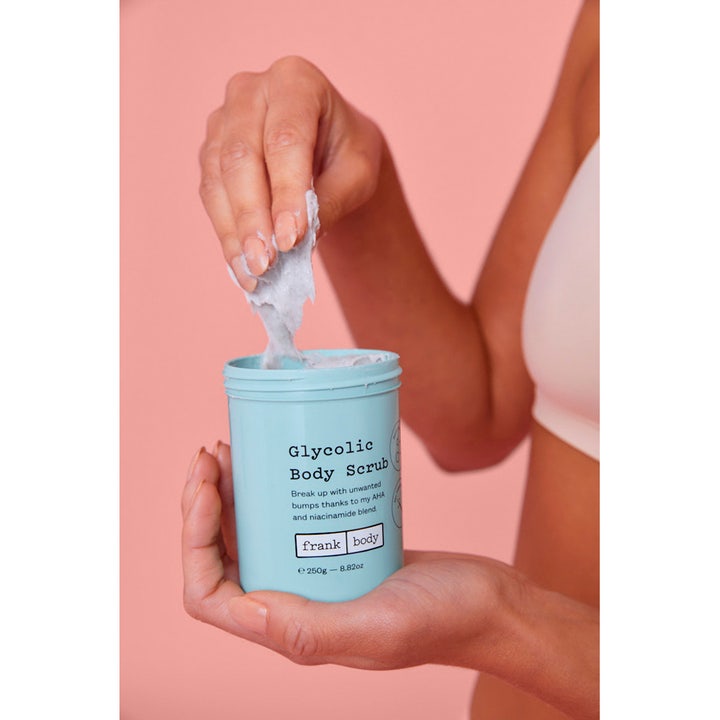 Frank Body Glycolic Body Scrub 250 g eksfolierende kroppsskrubb med AHA og niacinamid og hvit tekstur i lyseblå krukke