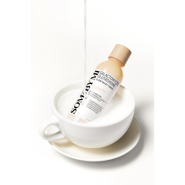 Some By Mi Galactomyces Glutathione Glow Milky Toner 200 ml toner for glød plassert i en hvit kopp med melkeaktig væske