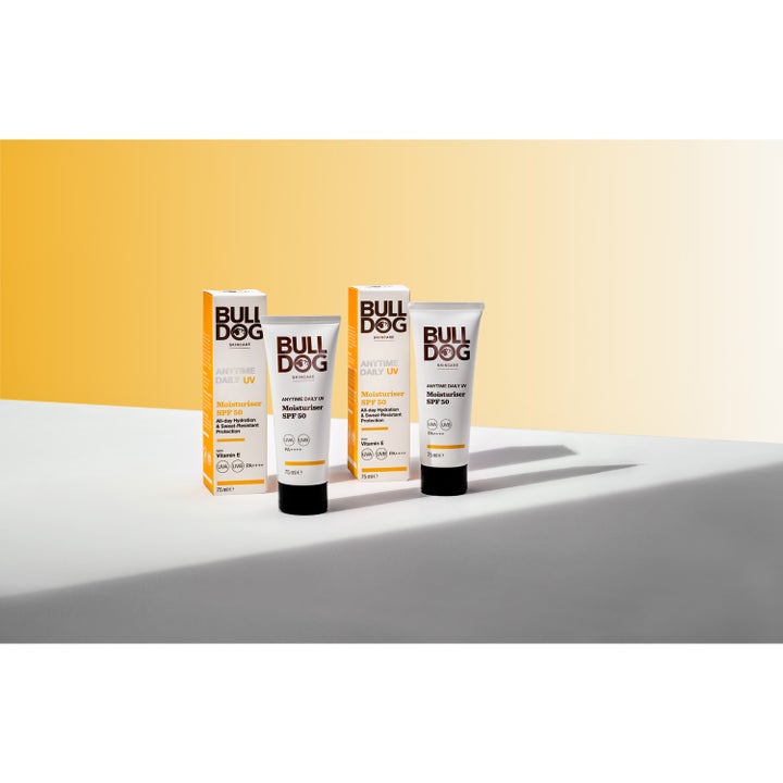 Bulldog Anytime Daily Moisturiser SPF 50 75 ml fuktighetskrem i hvite tuber og esker på en hvit flate