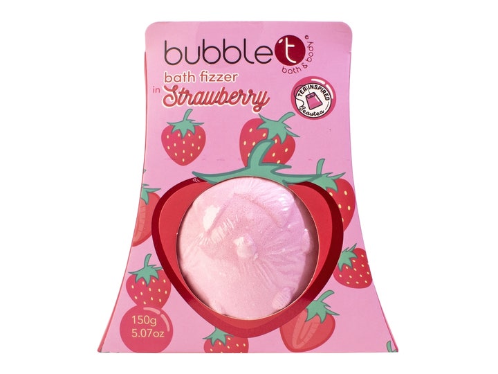 Bubble T Strawberry Bath Fizzer 150g velluktende badebombe i rosa eske med jordbær og et hjerteformet vindu.