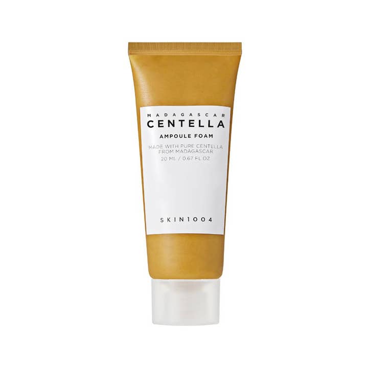 SKIN1004 Madagascar Centella Ampoule Foam 20 ml beroligende ansiktsrens i gyllenbrun tube med hvit etikett