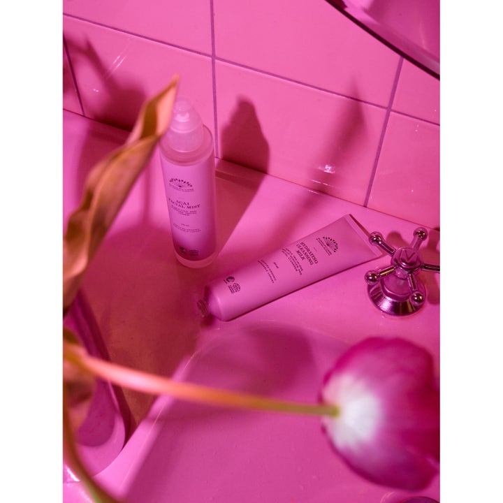 Rudolph Care Acai Facial Mist 100 ml fuktighetsgivende face mist i frostet flaske i en rosa baderomssetting