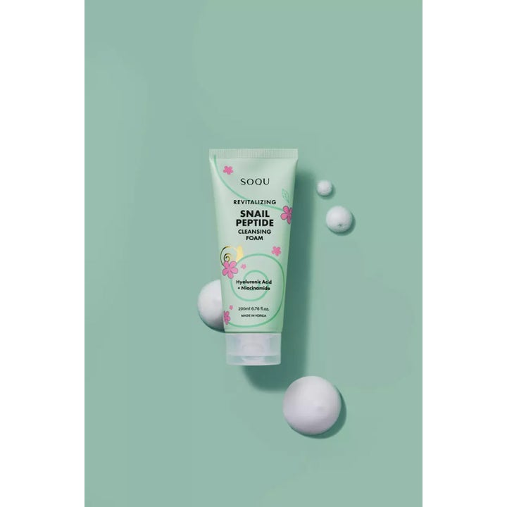 SOQU Snail Peptide Cleansing Foam 200 ml revitaliserende ansiktsrens i lysegrønn tube omgitt av hvite skumkuler