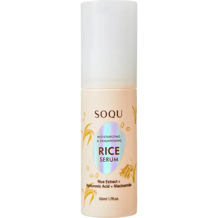 SOQU Rice Serum 50 ml fuktgivende og lysnende ansiktsserum i beige flaske med risdekor og en holografisk etikett.