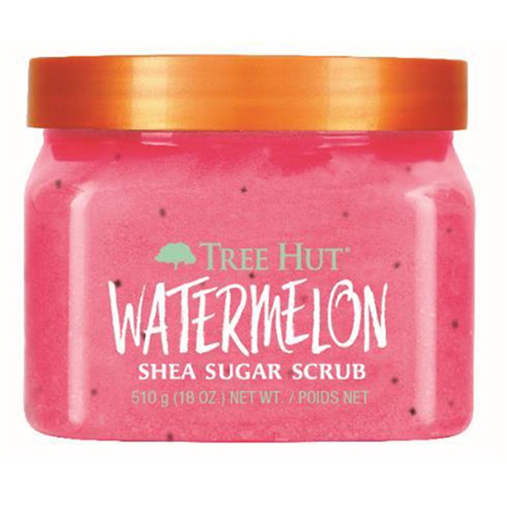 Tree Hut Watermelon Shea Sugar Scrub 510 g eksfolierende kroppsskrubb i gjennomsiktig krukke med rosa tekstur og oransje lokk.