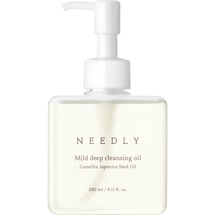 Needly Mild Deep Cleansing Oil 240 ml beroligende renseolje i en klar firkantet plastflaske med hvit pumpe