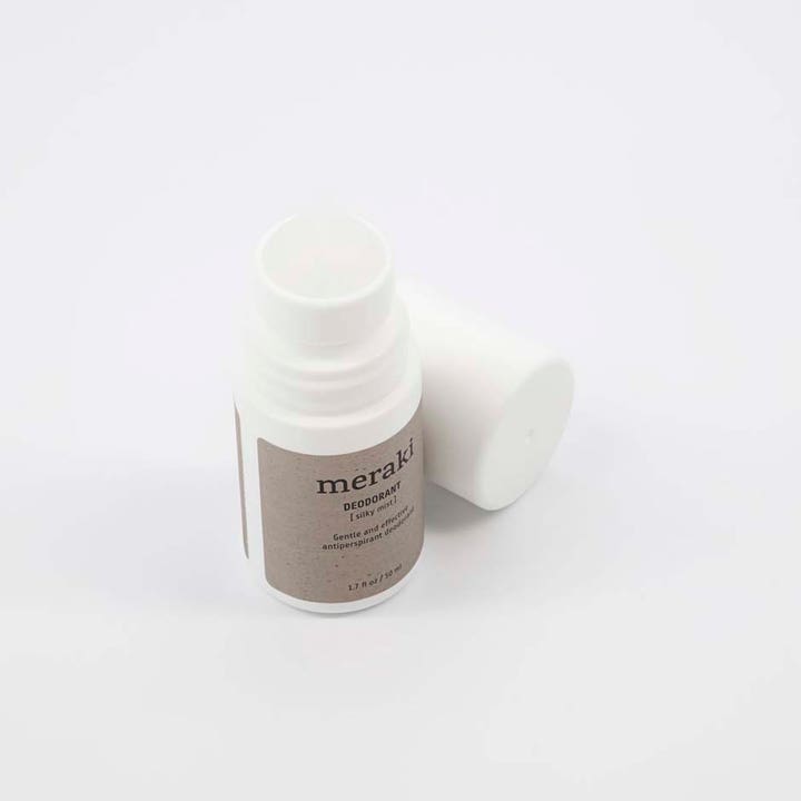 Meraki Deodorant Silky Mist 50 ml antiperspirant i hvit beholder med beige etikett og avskrudd lokk.