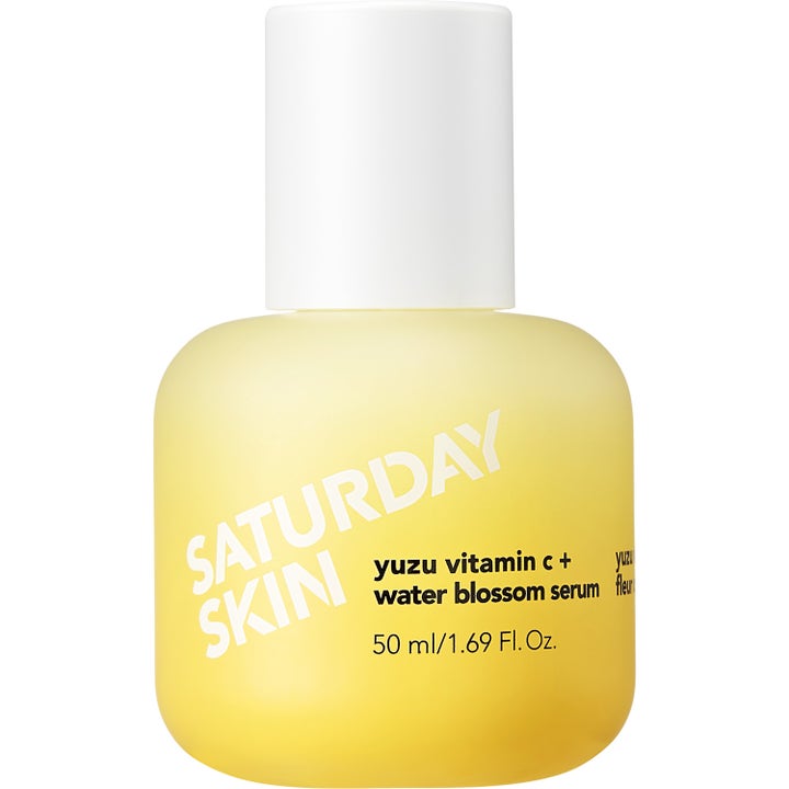 Saturday Skin Yuzu Vitamin C Water Blossom Serum 50 ml gir glød i en matt gul glassflaske med hvit kork.