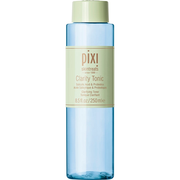 Pixi Clarity Tonic 250 ml rensende toner med salisylsyre i en blå gjennomsiktig flaske med lysegrønn kork.