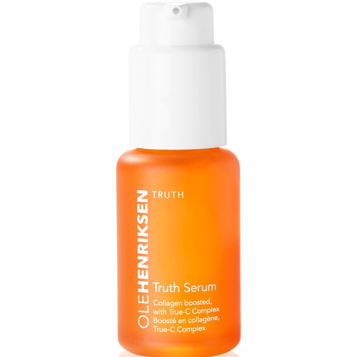 Ole Henriksen Truth Serum ansiktsserum med C-vitamin som gir glød i en oransje frostet glassflaske med hvit pumpe