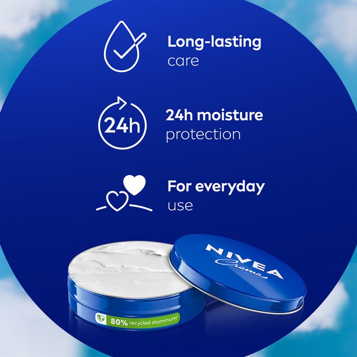 NIVEA Creme 150 ml fuktighetskrem gir 24 timers fukt vist i en åpen blå boks med fyldig hvit tekstur.