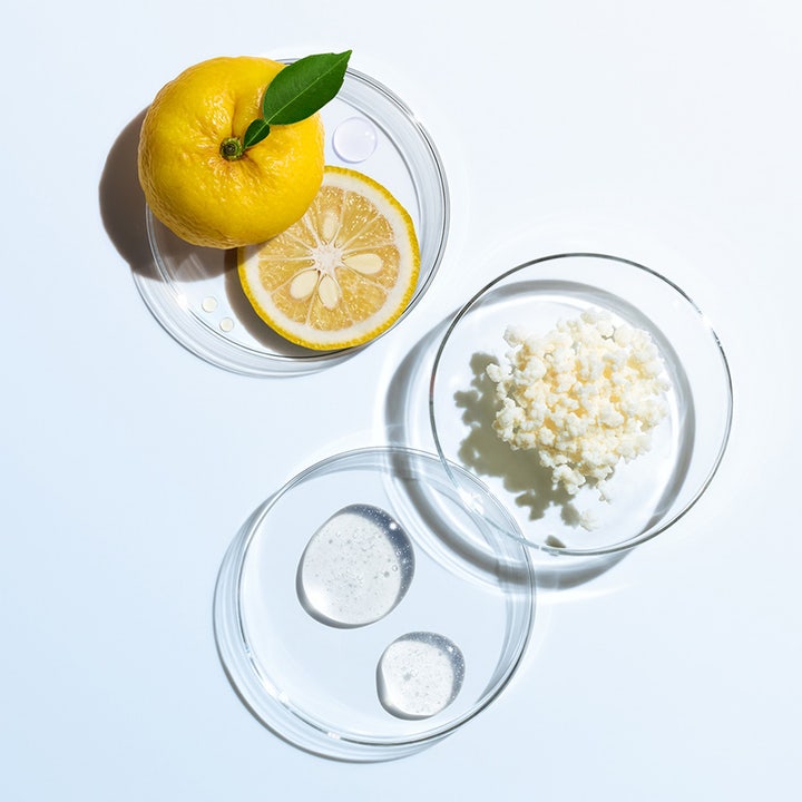 Shiseido Eudermine Activating Essence 150 ml fuktgivende essence med yuzu og fermentert ekstrakt i petriskåler.