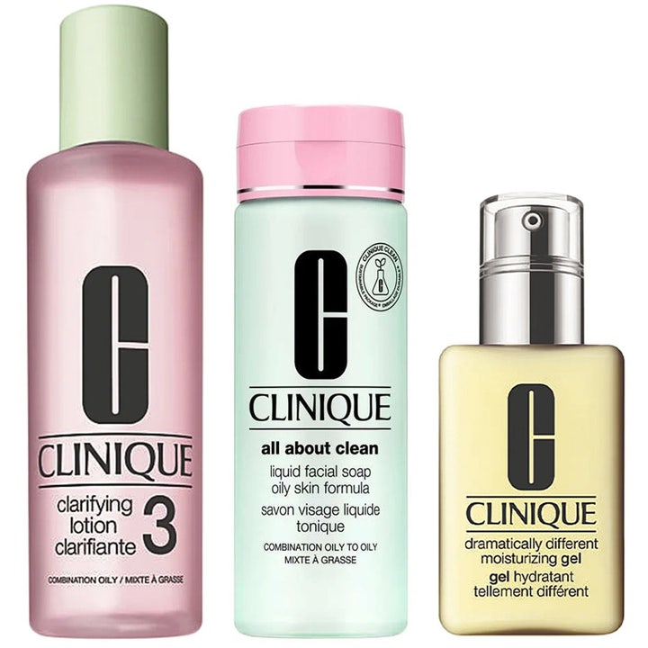 Clinique 3-stegs hudpleiesett for fet hud med ansiktsrens toner og fuktighetsgel i rosa grønne og gule flasker.