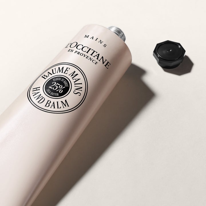 L'Occitane en Provence Shea Butter Hand Balm 150 ml håndkrem med 25 % sheasmør i beige tube og løs sort åttekantet kork.