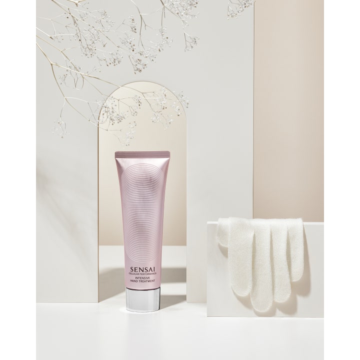Sensai Cellular Performance Treatment Gloves 1 par pleiende håndpleie med rosa tube og hvite hansker.