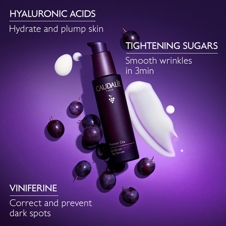 Caudalie The Serum 30 ml ansiktsserum med hyaluronsyre og viniferine i lilla flaske omgitt av druer og kremet tekstur.