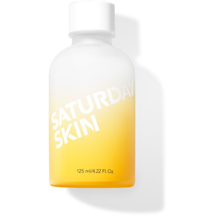Saturday Skin Yuzu Vitamin C Brightening Toner 125 ml gir naturlig glød i en frostet glassflaske med gul ombré.