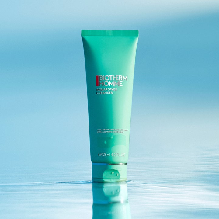 Biotherm Homme Aquapower Cleanser 125 ml forfriskende rengjøringsgel i turkis tube på en vannoverflate