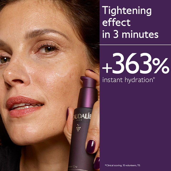 Caudalie The Serum 30 ml ansiktsserum gir tightening effect og +363% instant hydration vist på kvinne med lilla flaske