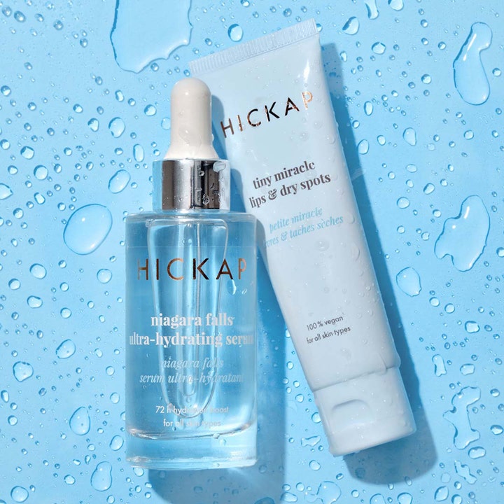 Hickap Niagara Falls Ultra-Hydrating Serum 30 ml i glassflaske med pipette på blå bakgrunn med vanndråper