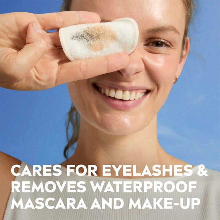 NIVEA Double Effect Eye Make-up Remover 125 ml fjerner vannfast mascara skånsomt med en bomullspads.