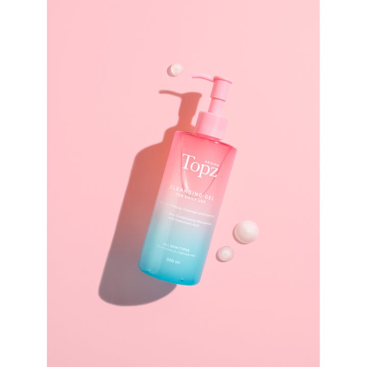 Topz Daily Cleansing Gel 300 ml vegansk ansiktsrengjøring med niacinamide i rosa og blå graderingsflaske med pumpe