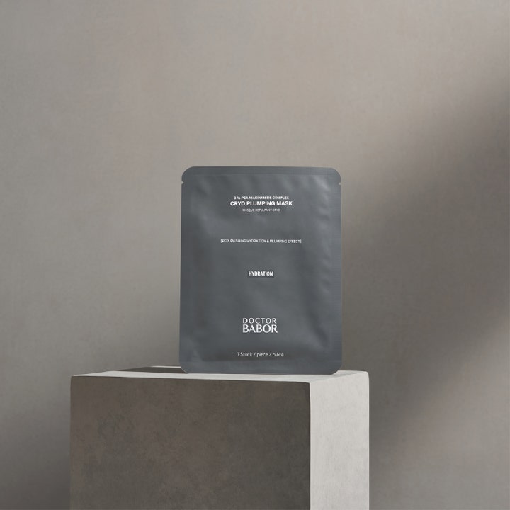 Babor DOC Cryo Plumping Mask 1 stk ansiktsmaske i grå pakning som gir fuktighet og fylde med niacinamid.