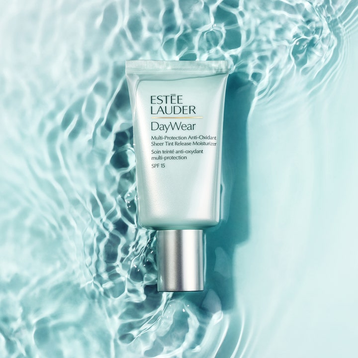 Estée Lauder DayWear Sheer Tint Release Moisturizer SPF15 15 ml fuktighetsgivende dagkrem i mintgrønn tube på vann