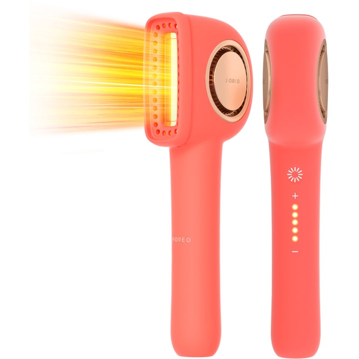 Foreo FAQ 221 Anti-Aging Body LED 1 stk LED-lysbehandling som gir fastere hud korallfarget apparat med gulldetaljer og lys.