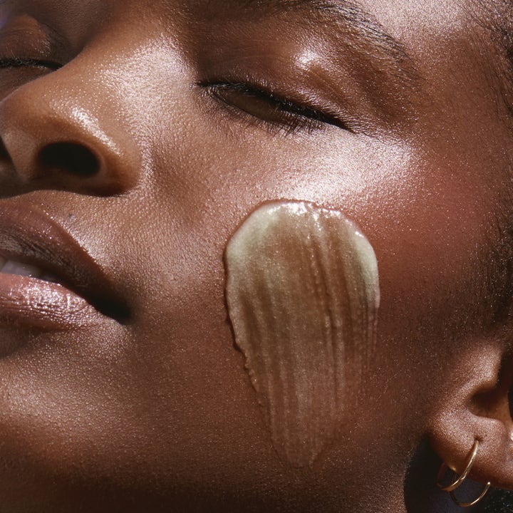 KORA Organics Active Algae Melting Cleansing Balm 30 g ansiktsrengjøring med en smeltende grønn tekstur påført på huden
