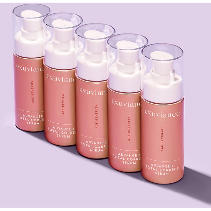 Exuviance Age Reverse Total Correct + Sculpt Serum 30 ml anti-ageing serum i fem rosa pumpeflasker på lys bakgrunn.