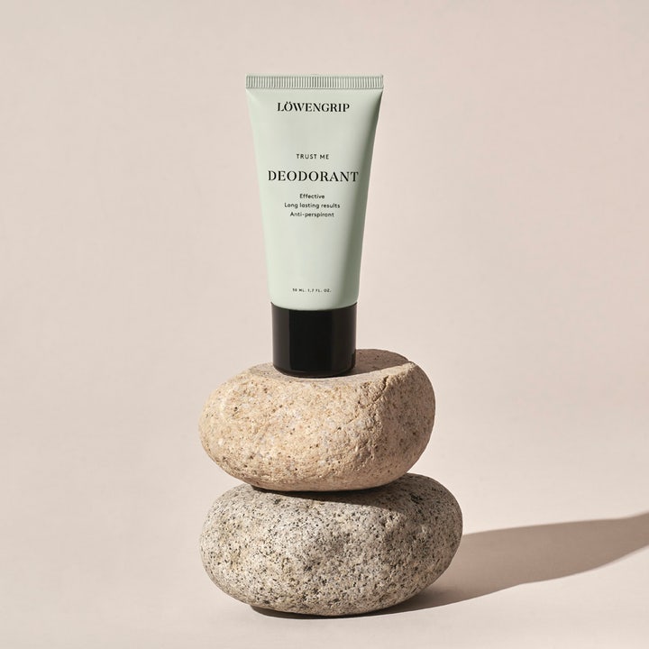 Löwengrip Trust Me Deodorant 50 ml effektiv antiperspirant i lysegrønn tube balansert på to runde natursteiner