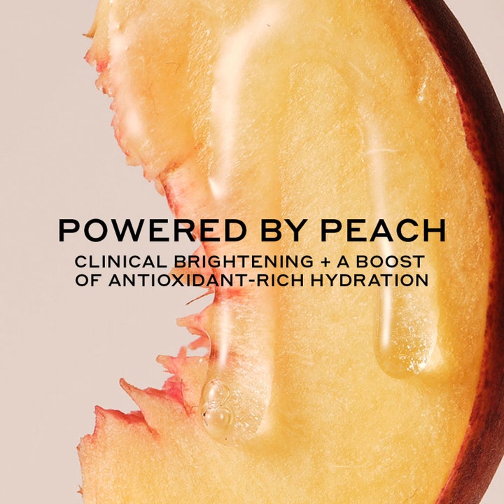 Ole Henriksen Truth Peach Brightening Serum 30 ml glødgivende serum vist som dråper på en ferskenskive.