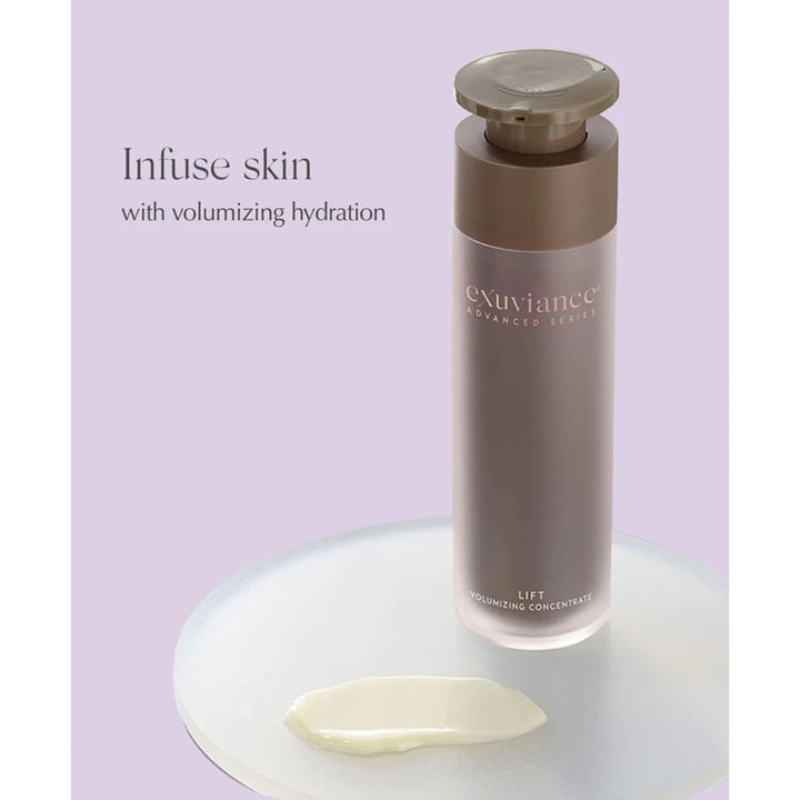 Exuviance Lift Volumizing Concentrate 50 g volumgivende serum gir fuktighet vist med kremet tekstur og brun pumpeflaske
