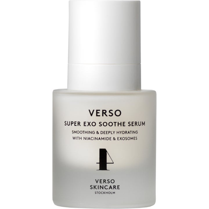 Verso Super Exo Soothe Serum 30 ml beroligende ansiktsserum i frostet glassflaske med hvit kork og niacinamid