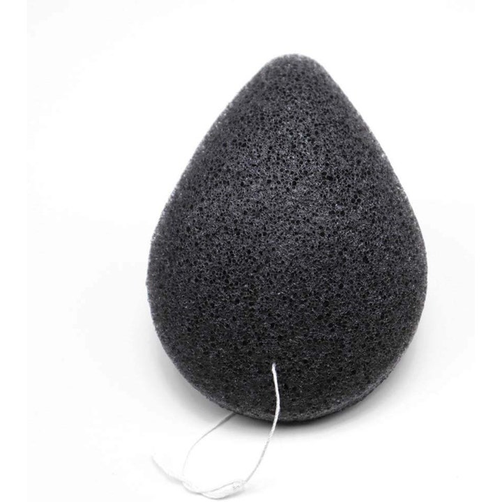 Konjac Sponge Charcoal 1 stk eksfolierende ansiktssvamp som gir ren hud med en svart dråpeformet porøs struktur.