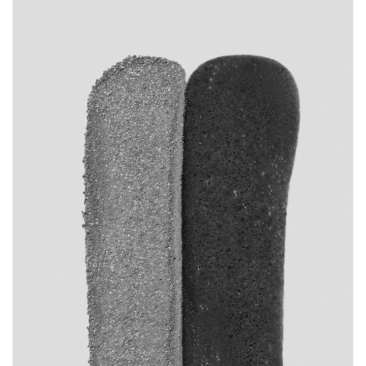 Dermalogica Daily Superfoliant Duo 2 x 57 g ansiktsskrubb viser teksturen av grått pulver og mørkt skum