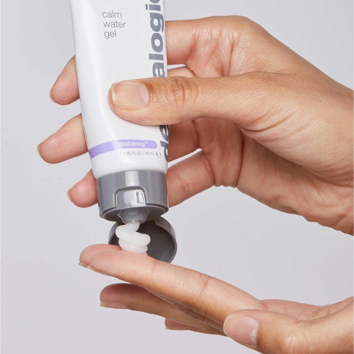 Dermalogica UltraCalming Calm Water Gel 50 ml beroligende ansiktskrem med hvit geltekstur som presses ut i hånden.