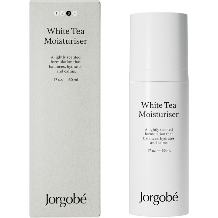 Jorgobé White Tea Moisturiser 50 ml fuktighetsgivende dagkrem i hvit pumpeflaske og eske som balanserer og beroliger.