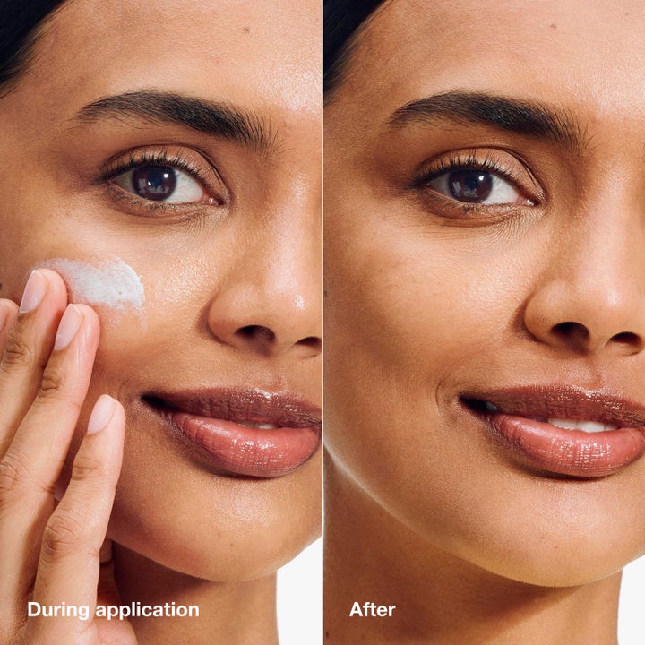 Clinique UV Solutions Mattifying Sunscreen SPF 50 40 ml solkrem vist under påføring og med et matt resultat.