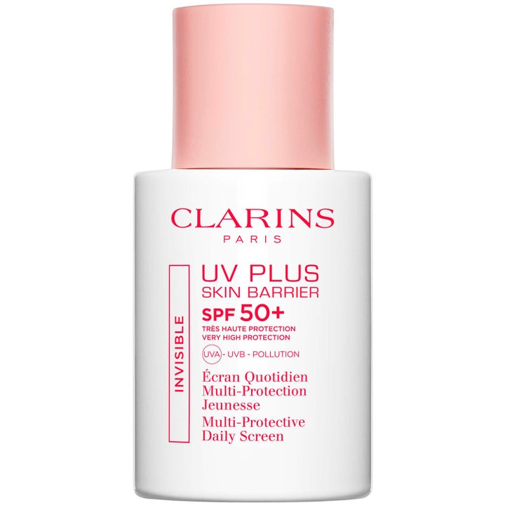Clarins UV Plus Skin Barrier SPF 50+ solkrem gir usynlig beskyttelse i hvit flaske med rosa kork